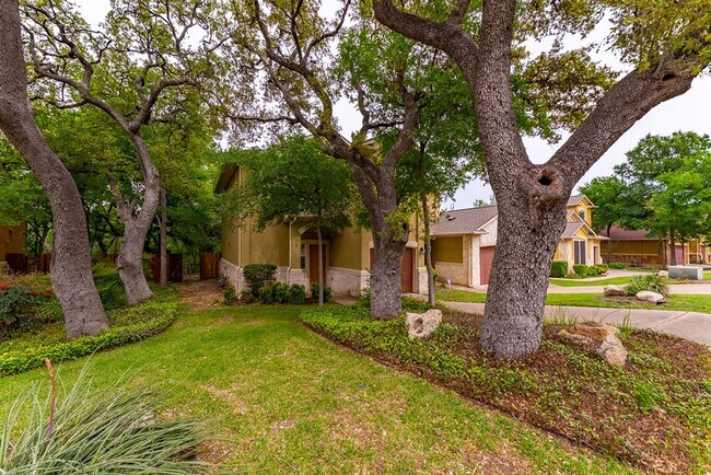 Building Photo - Gorgeous 2 Bedrooms /2.5 Bathrooms + Flex Space Home Near South Austin!!!