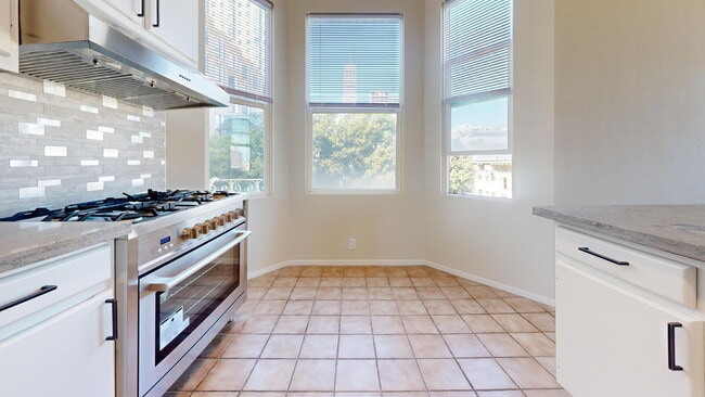 Building Photo - Gorgeous Remodeled 3BD/2BA with Parking & City Views in Nob Hill