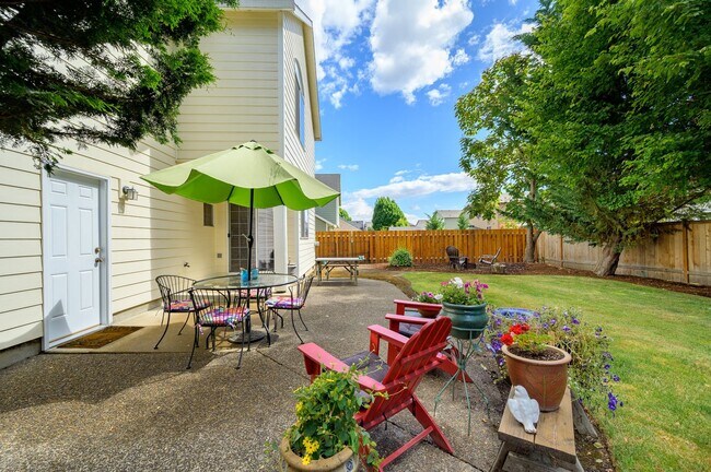 Building Photo - Large 3 Bed, 2.5 Bath Home in McMinnville-...