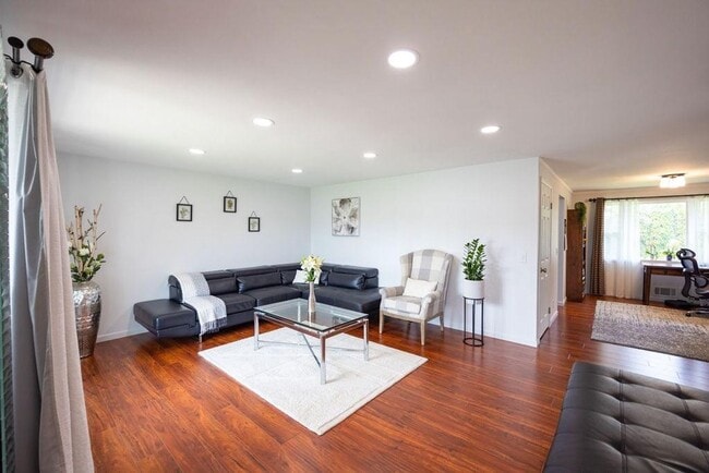 Building Photo - Amazing 3 Bedroom and 2 Full Bath Home For Rent in Greece Available April 1st.