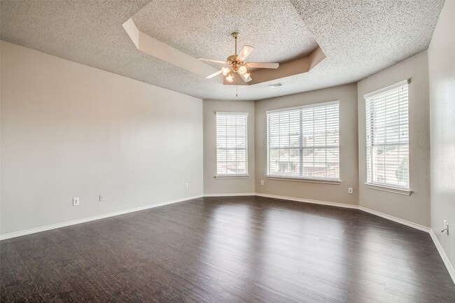 Building Photo - 1520 Eaglepoint Dr