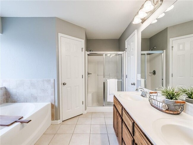 Building Photo - Beautiful Three Bedroom in South Norman!
