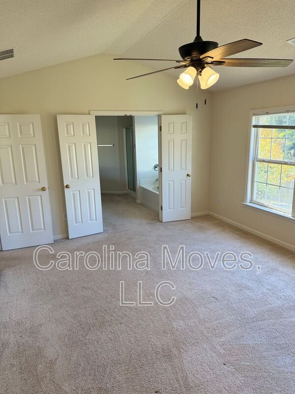 Building Photo - 4 Bay Hill Dr