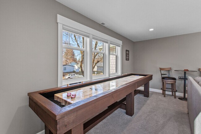 Building Photo - Fully Furnished Home