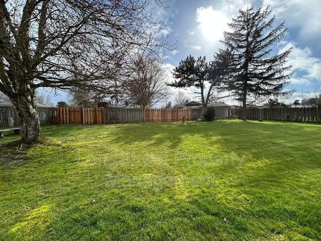 Building Photo - 324 NE Conifer Blvd