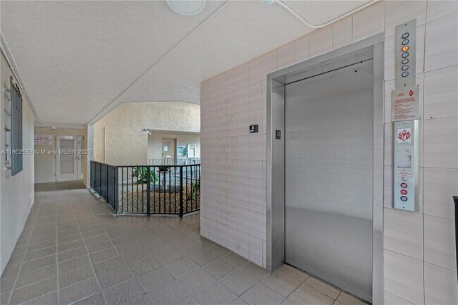 Building Photo - 8889 Fontainebleau Blvd