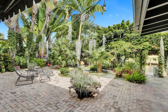 Building Photo - 1613 SW 5th Ct