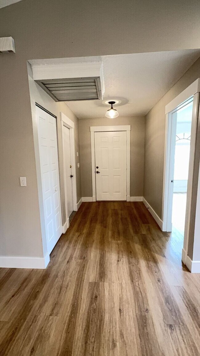 Building Photo - Open floor plan pool home
