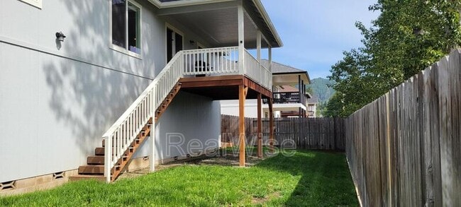 Building Photo - 1775 Daffodil Ln