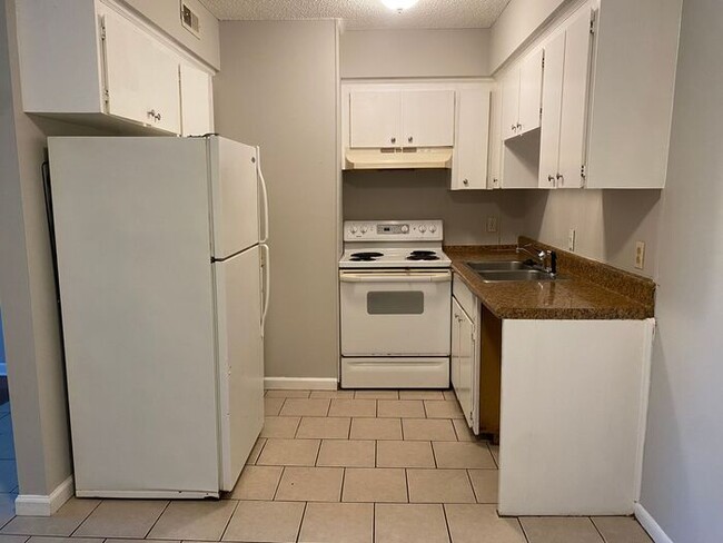 Building Photo - Cute & Affordable 1 Bedroom in Madison