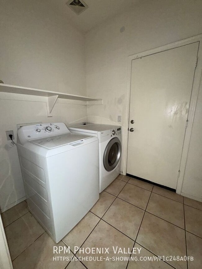 Building Photo - 2305 W Carter Rd