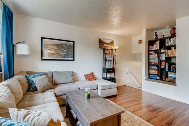Building Photo - Great Lafayette Town Home! Great location ...