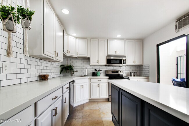 Building Photo - 6818 N 72nd Pl