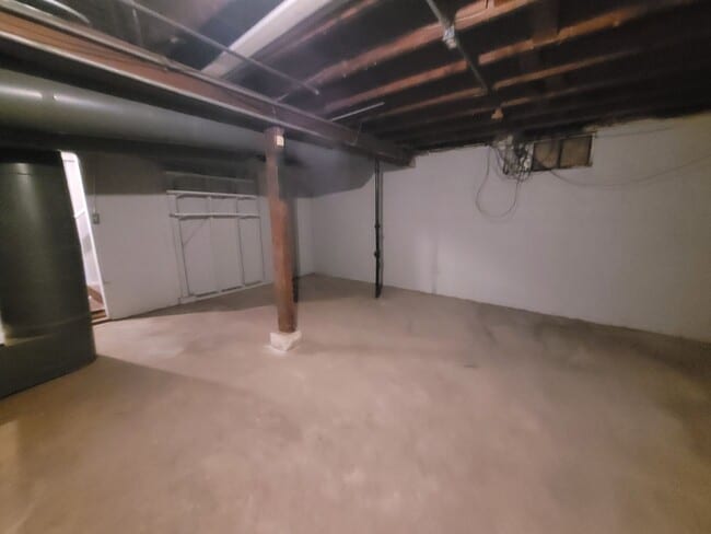 Building Photo - Great two bedroom duplex on Urbandale Avenue!