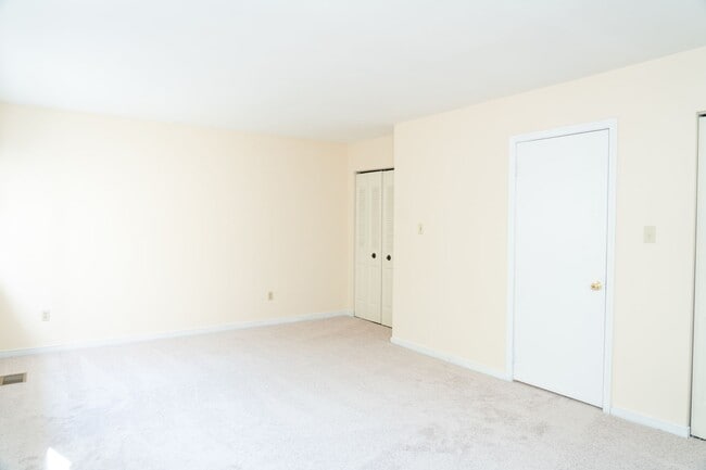 Building Photo - 1054 Cheshire Ct