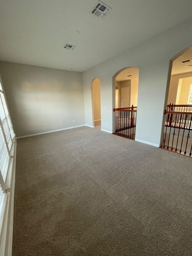 Building Photo - BRISTOL ESTATES 4 BEDRROM, 4 BATHROOMS, 3 CAR GARAGE HOUSE