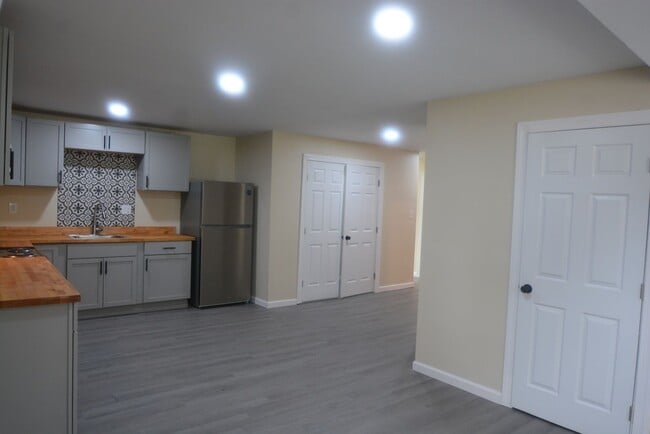 Building Photo - Updated and Charming 3 Bedroom 1.5 Bathroo...