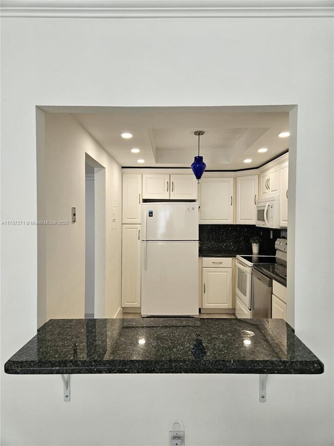 Building Photo - 3731 N Country Club Dr