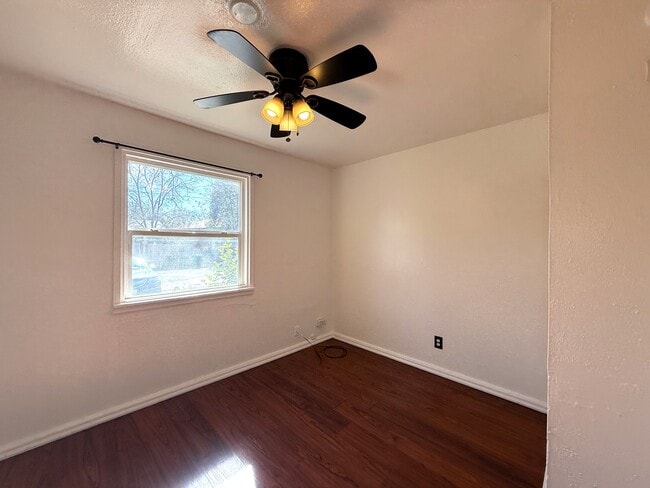 Building Photo - 432 W 17th St