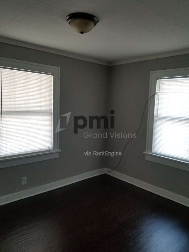 Building Photo - 698 S Stone St