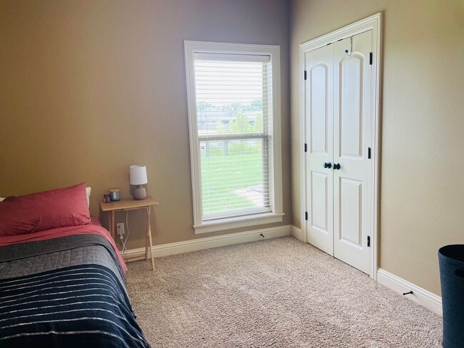 Building Photo - 459 Long Acre Dr