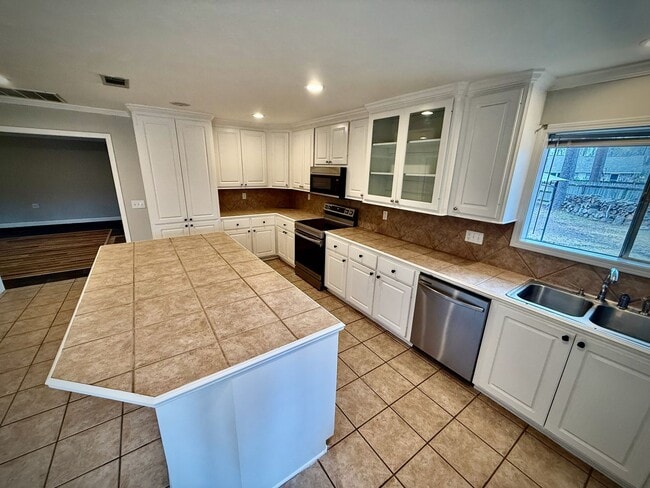 Building Photo - Great 3 BR home by the Reservoir