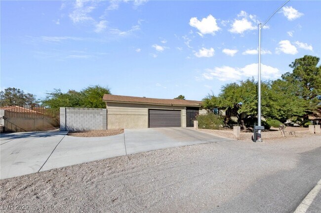 Building Photo - 5518 Avenida Vaquero