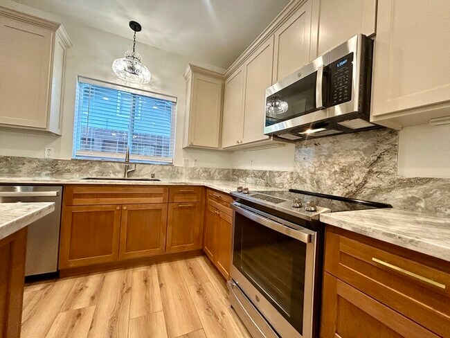 Building Photo - Beautiful 2bd/1ba 900 sq. ft. ADU in Roseville! Own private driveway! SOLAR!