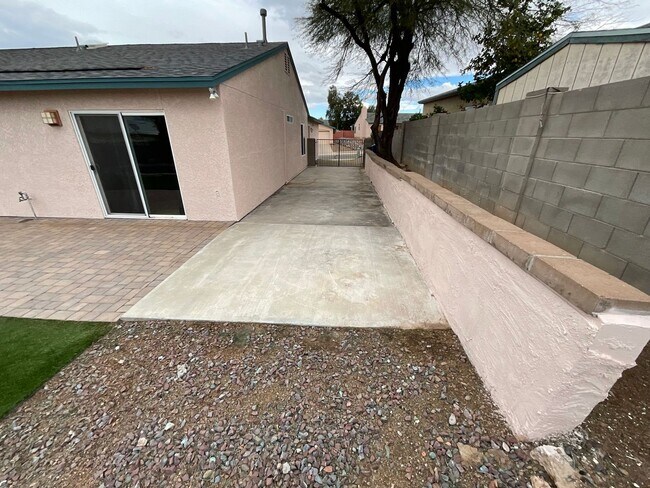 Building Photo - Pool and spa with Mountain views