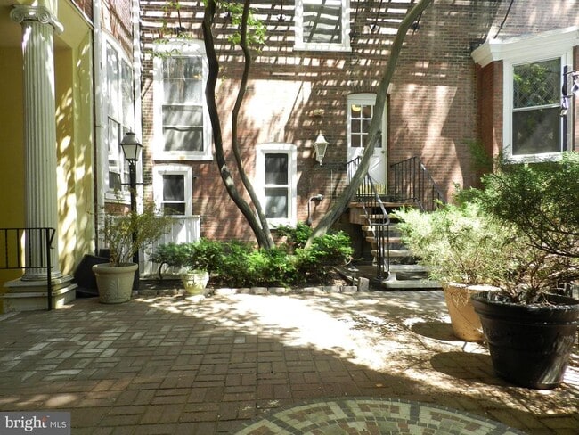 Building Photo - 1008-20 Spruce St