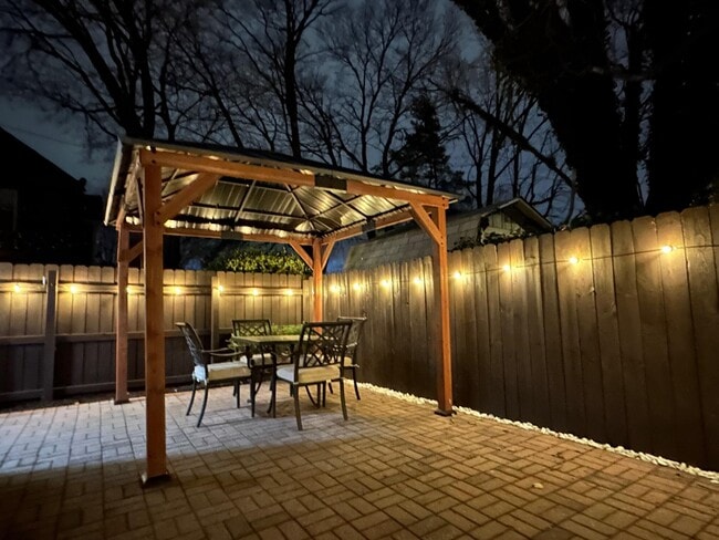 Building Photo - 106 E Gates St