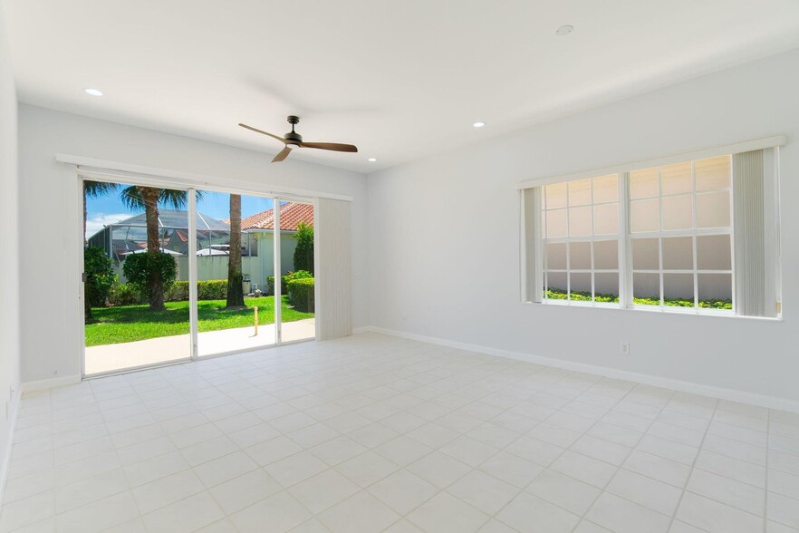 Building Photo - 4786 Blossom Dr