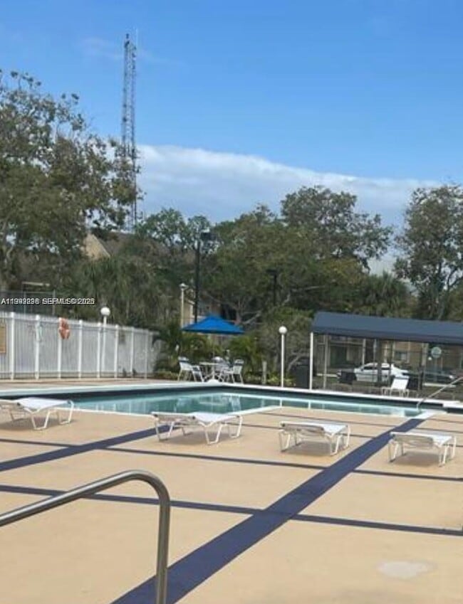 Building Photo - 301 Palm Cir E