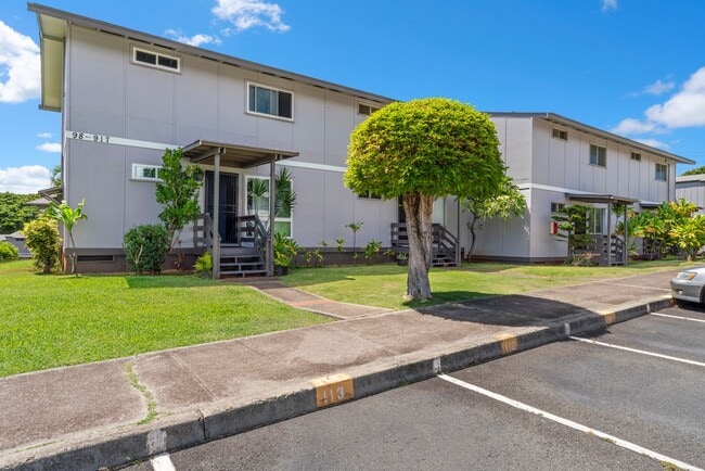 Building Photo - Townhouse with 3 bedrooms / 1.5 bathrooms / 2 assigned parking stalls