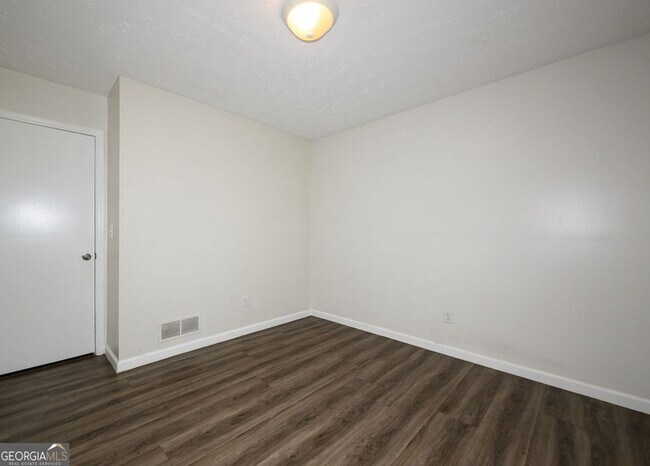Building Photo - 2100 Whitebluff Way