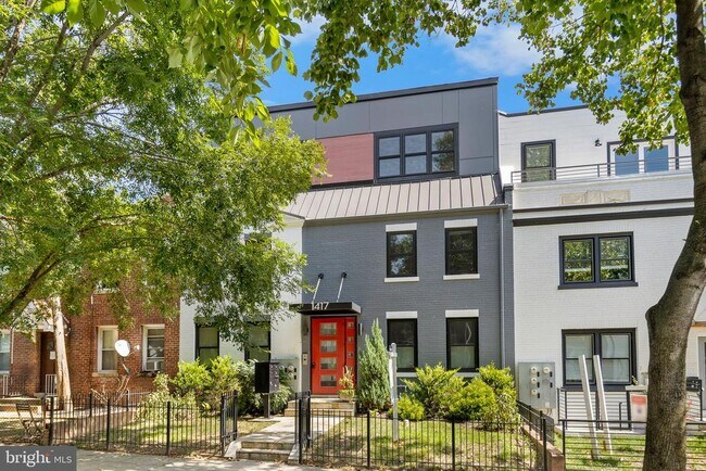 Building Photo - 1417 Staples St NE