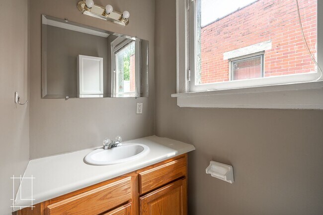 Building Photo - 207 W Hubbard Ave