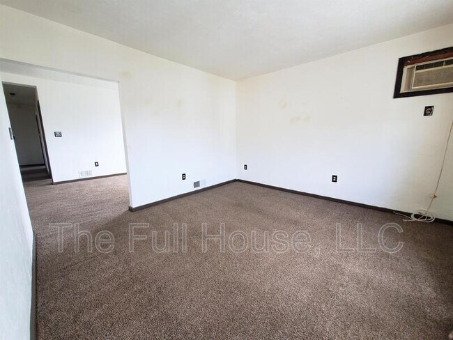 Building Photo - 705 Lorenz Ave