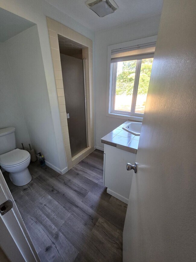 Building Photo - Popular West Linn! Tons of Space and great...
