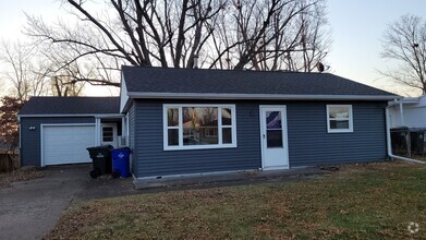 Building Photo - Great NE location- 2 bedroom 1 bath, 1 sta...