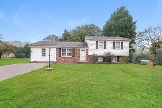 Building Photo - 3-Bed Plus 2 Bonus Rooms with Large Yard!