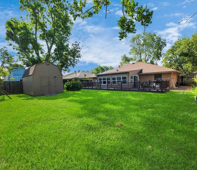 Building Photo - 730 Columbia Ln