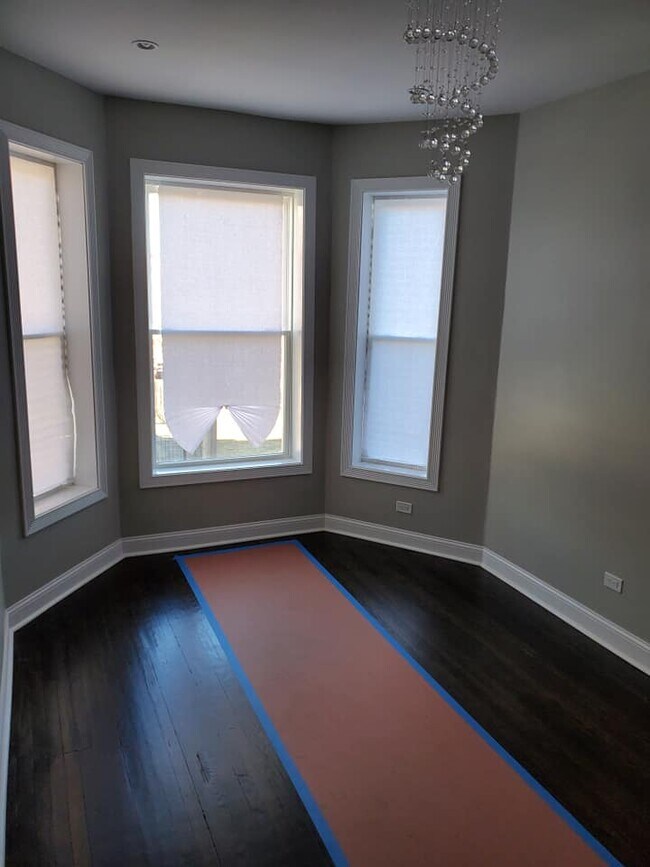 Building Photo - 229 E 55th Pl