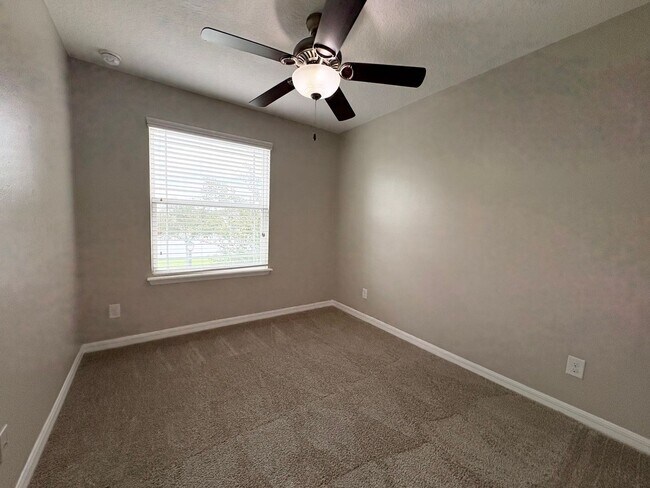 Building Photo - Gorgeous Lake View 3 BR 2.5 bath Luxury To...