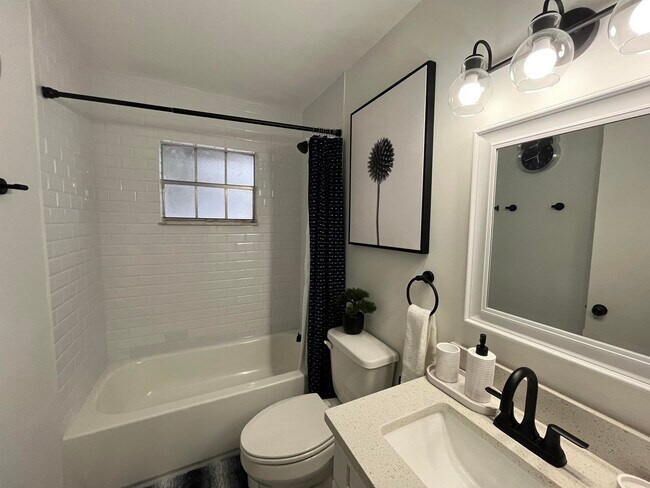 Building Photo - 1010 San Remo Rd