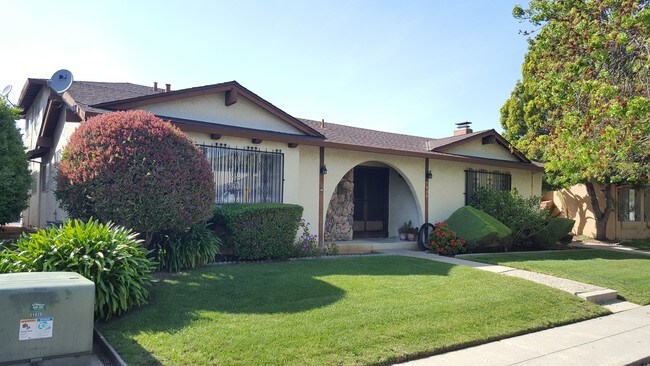 Primary Photo - 5835 El Zuparko Dr