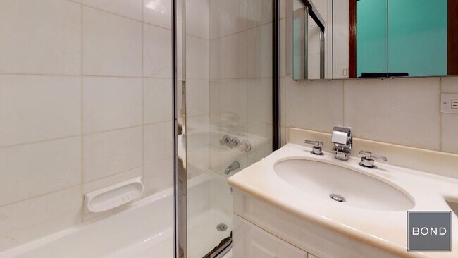 Building Photo - 148 W 68th St