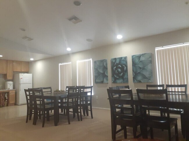 Building Photo - 1039 E Saguaro Dr