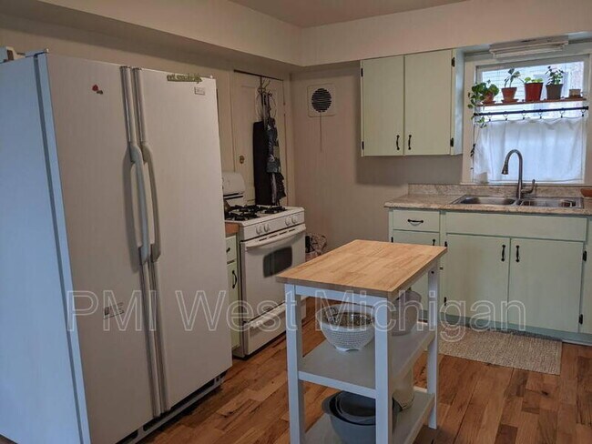 Building Photo - 103 Fitzhugh Ave SE