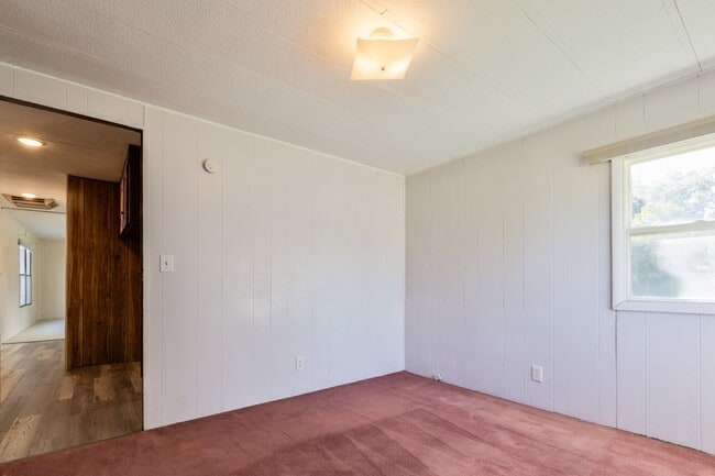 Building Photo - 206 N 4000 E